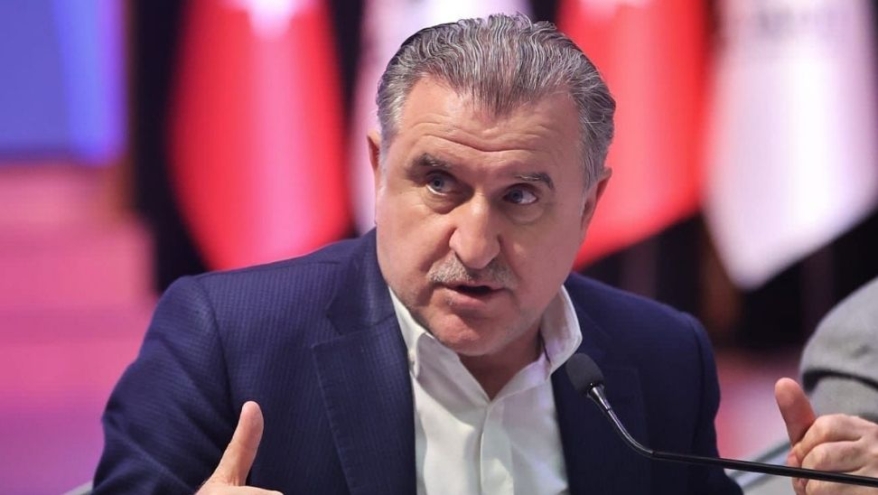 Bakan-Osman-Askin-Baktan-Kadin-Hokey-Takimina-Tebrik-878x495